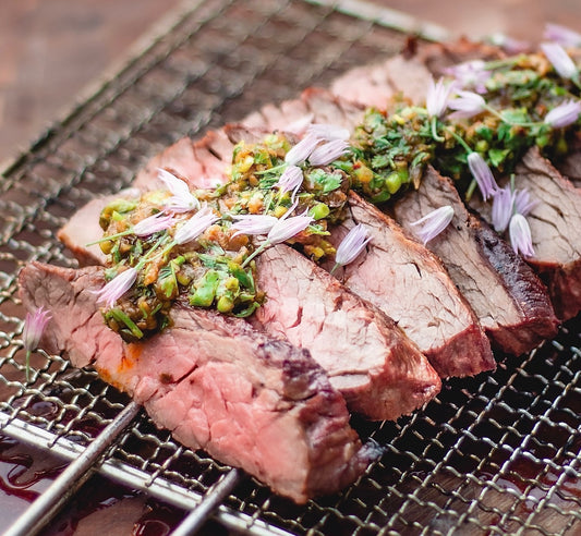 BOEUF GRILLÉ SERVI AVEC UNE SAUCE PIQUANTE À LA CITRONNELLE, TAMARIN ET FINES HERBES