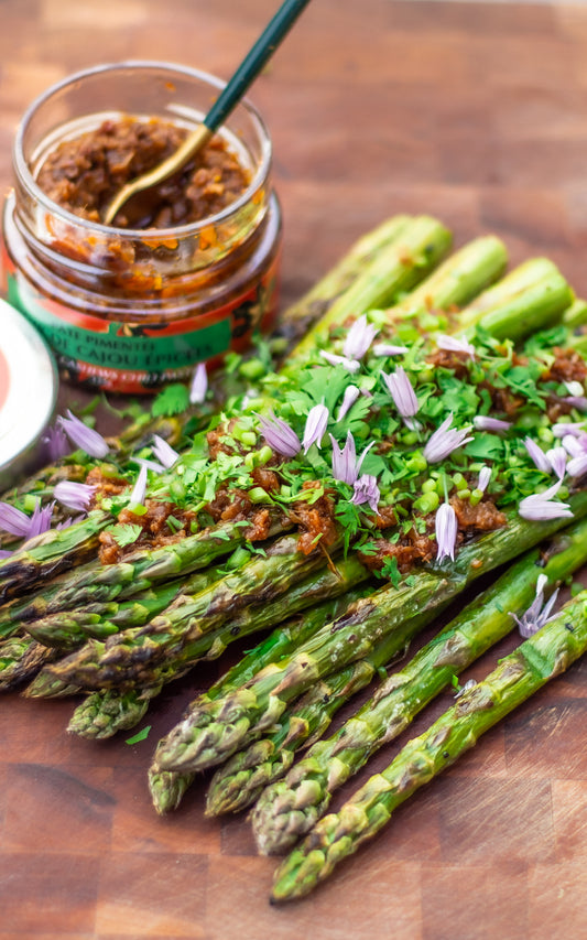 Cette vinaigrette aux noix de cajou allie la crémosité des noix à une explosion d'épices, créant une sauce équilibrée parfaite pour salades et légumes grillés. Son profil épicé et noiseté apporte une touche unique à tout plat.